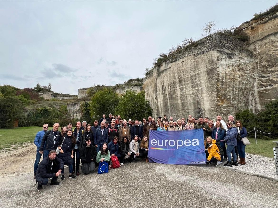 Groepsfoto van de EUROPEA International-bijeenkomst in Sopron, Hongarije met als thema 'Make Green VET Shine!' Najaar 2024.