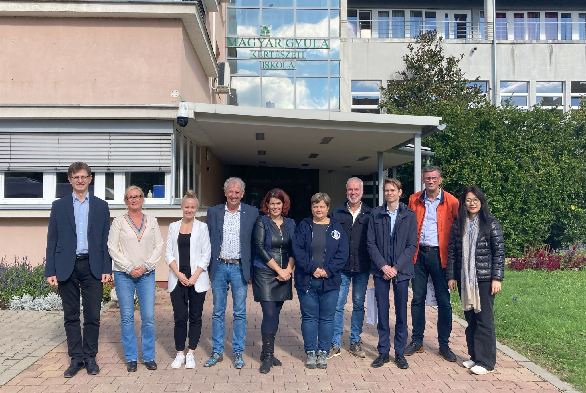 Nederlandse groene scholen (Yuverta, Lentiz, DCTerra, Zone.college) bezochten Hongaarse landbouwscholen. Doel: studenten-/personeelsmobiliteit en kennisoverdracht. Resultaat: samenwerking voor innovatie!