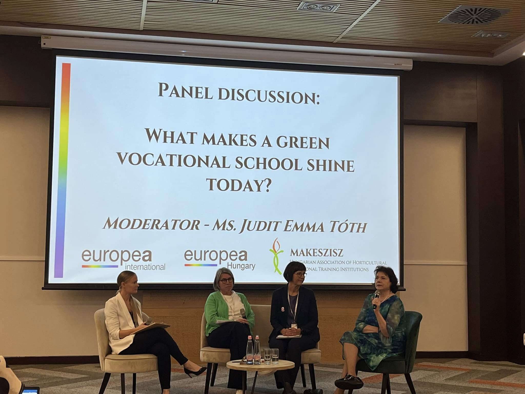 EUROPEA Nederland faciliteert kennisdeling. Op deze foto zie je een panel discussie met experts uit verschillende EU-landen die praten over 'What makes a green VET school shine today?'