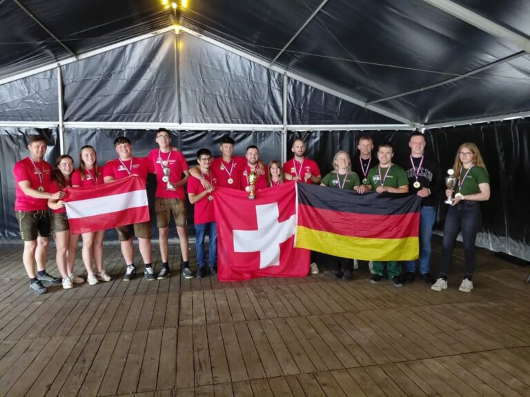 De winnaars van de Agro Challenge 2025 in Grolloo, Nederland zijn: Zwitserland (1e plaats), Duitsland (2e plaats) en Oostenrijk (3e plaats). Ierland won de prijs voor het meest samenwerkende team, en Zweden ontving een speciale prijs voor hun vaardigheid in schapen drijven.