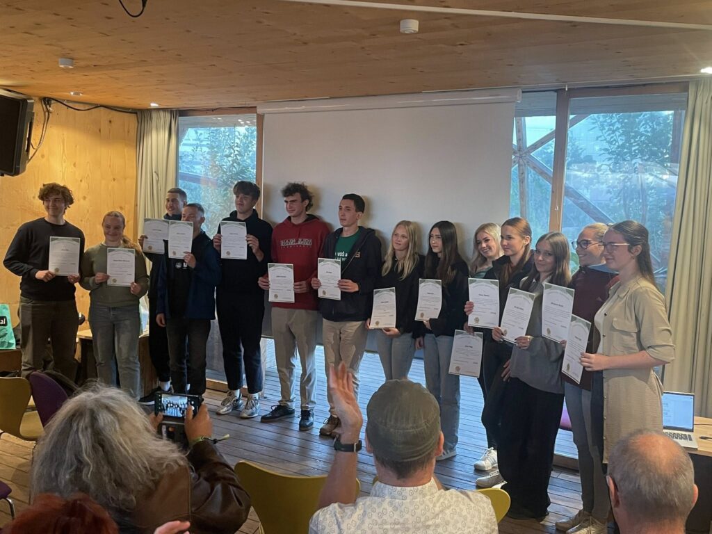 Studenten tonen trots hun certificaat na succesvolle deelname aan het Innovation Camp, onderdeel van de Europea International cursus en seminar 'Cultivating Change: Education for Climate-Smart Agriculture' in Denemarken, september 2025