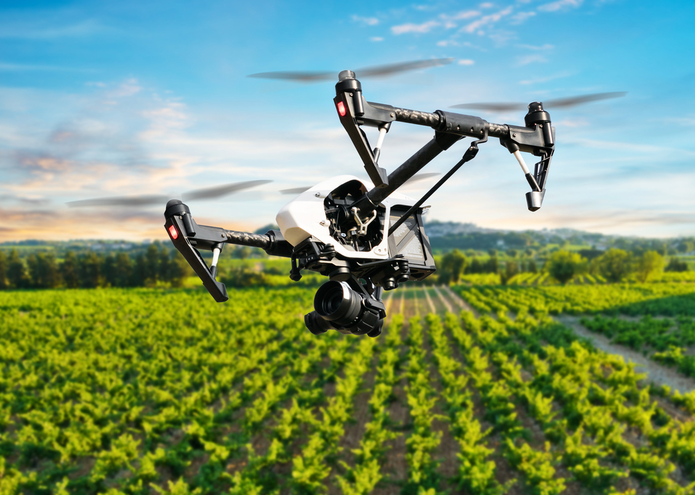 Vliegende drone boven akker als voorbeeld van innovatie in de Nederlandse agrisector